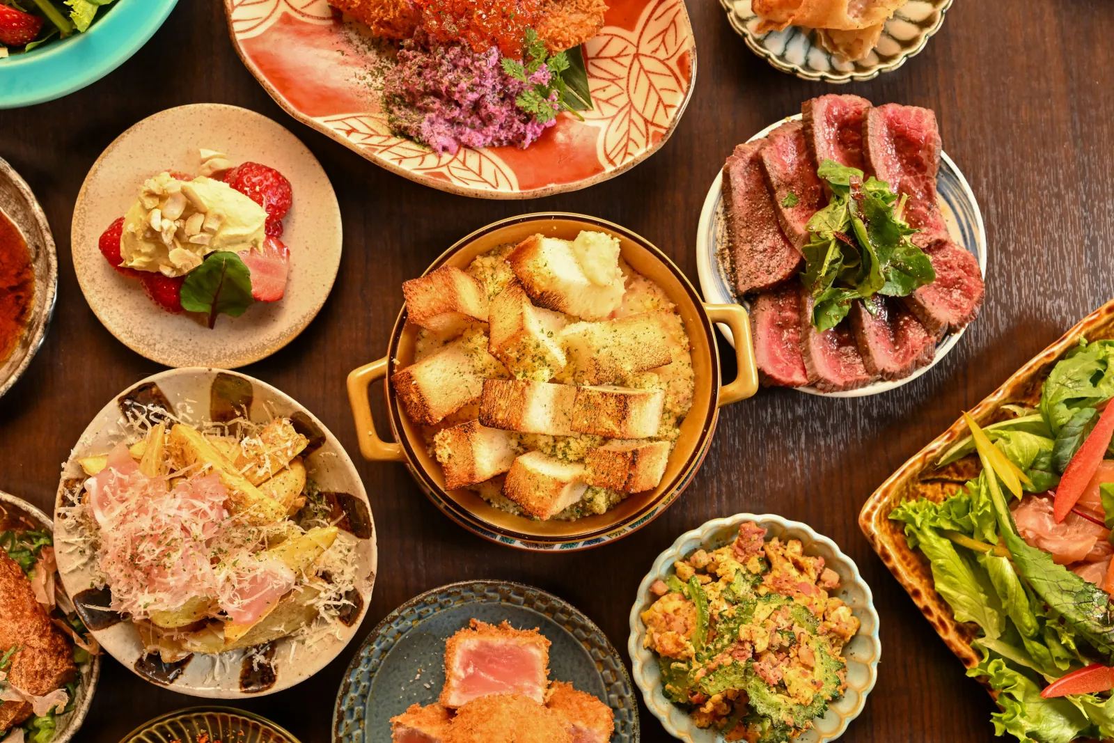 飲み放題付きコースの料理盛り合わせ