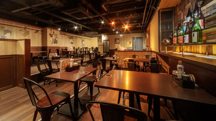 店内のテーブル席（全景）