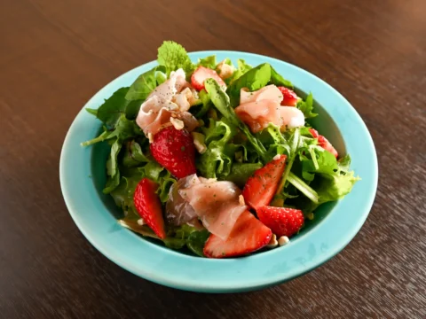季節の果物と生ハムのさっぱりサラダ